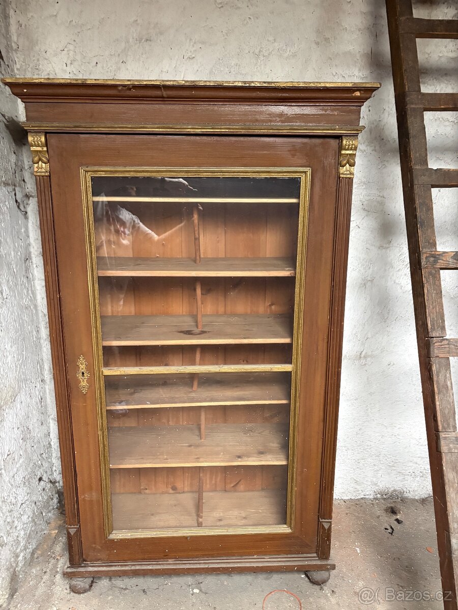 Starožitná skříň 1