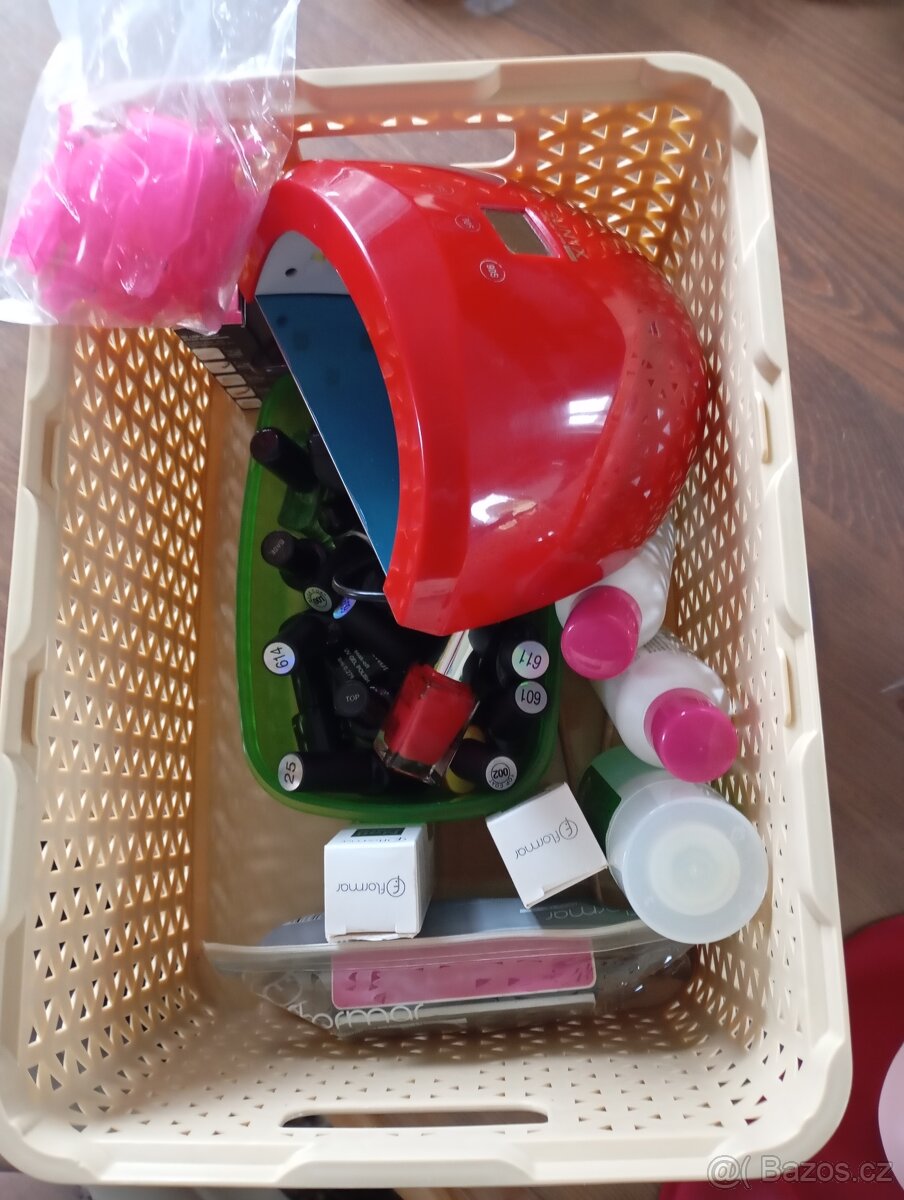 UV lampa na nehty s prislusenstvim