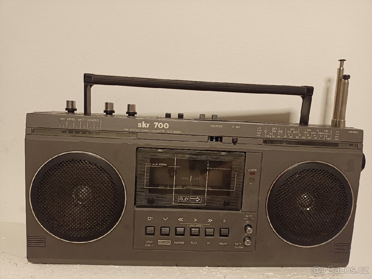 SKR 700 retro kazeťák boombox radiomagnetofon