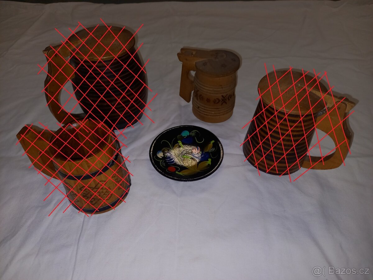 Retro dřevěný korbel a nástěnný obrázek.