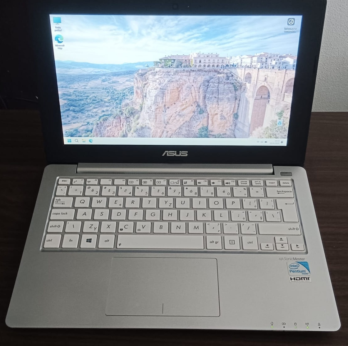 Malý notebook ASUS X201E