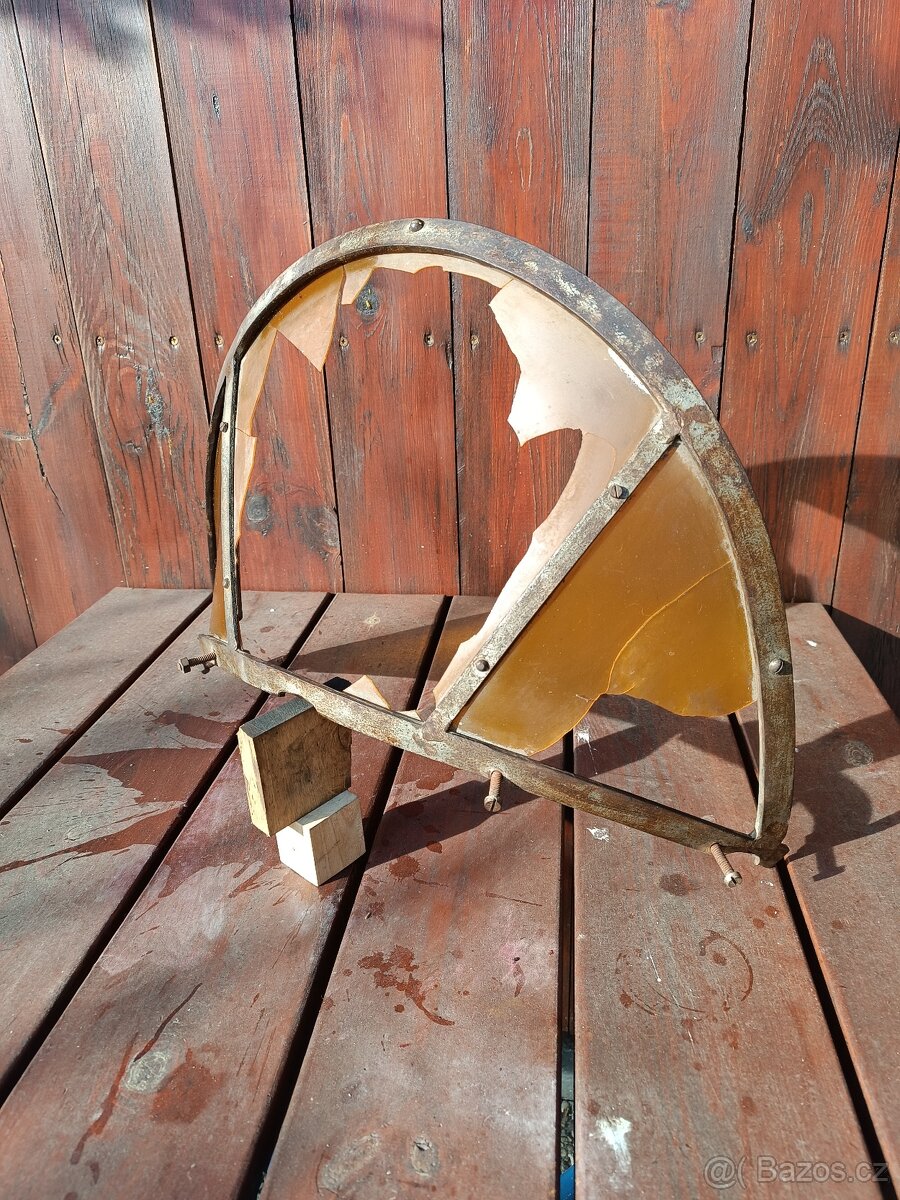 Plexi k předválečnému plechovému sidekaru