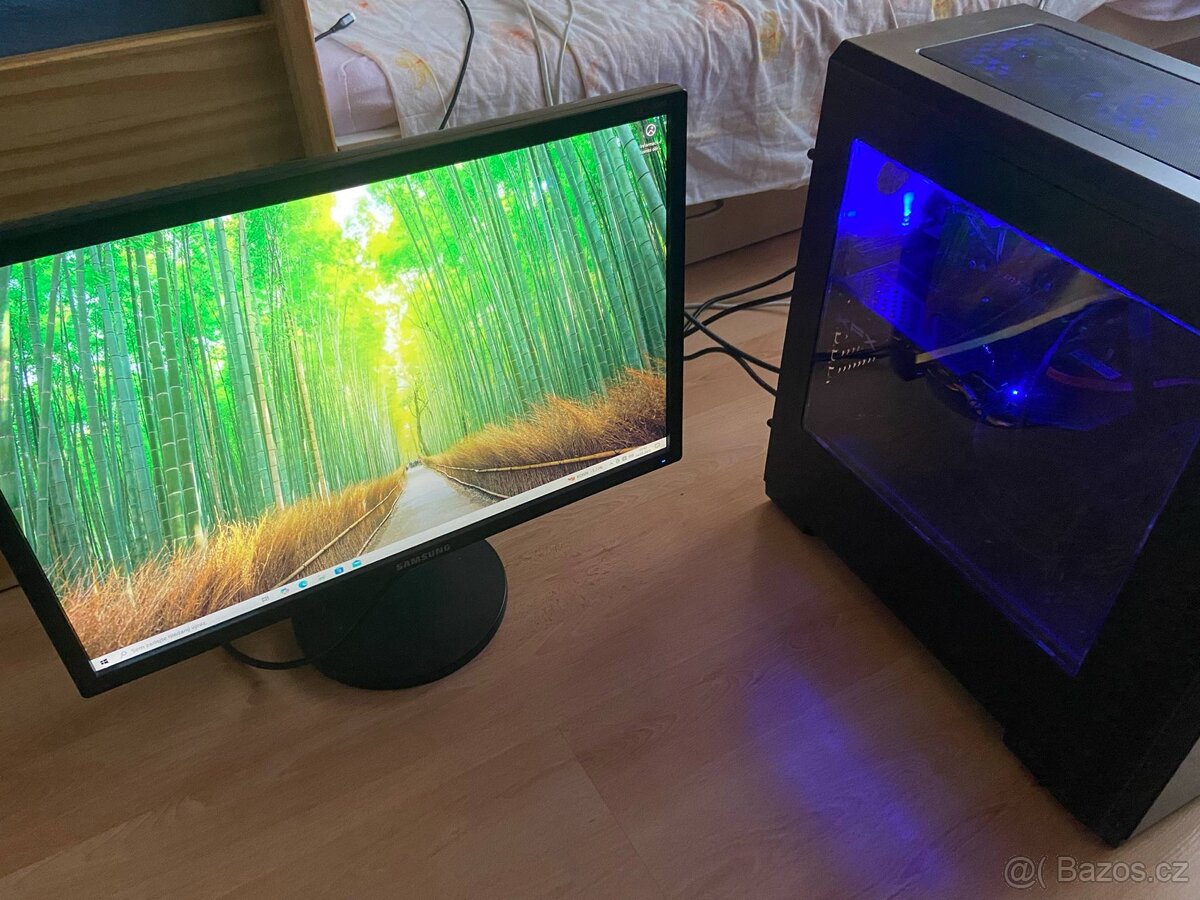 Počítač s monitorem