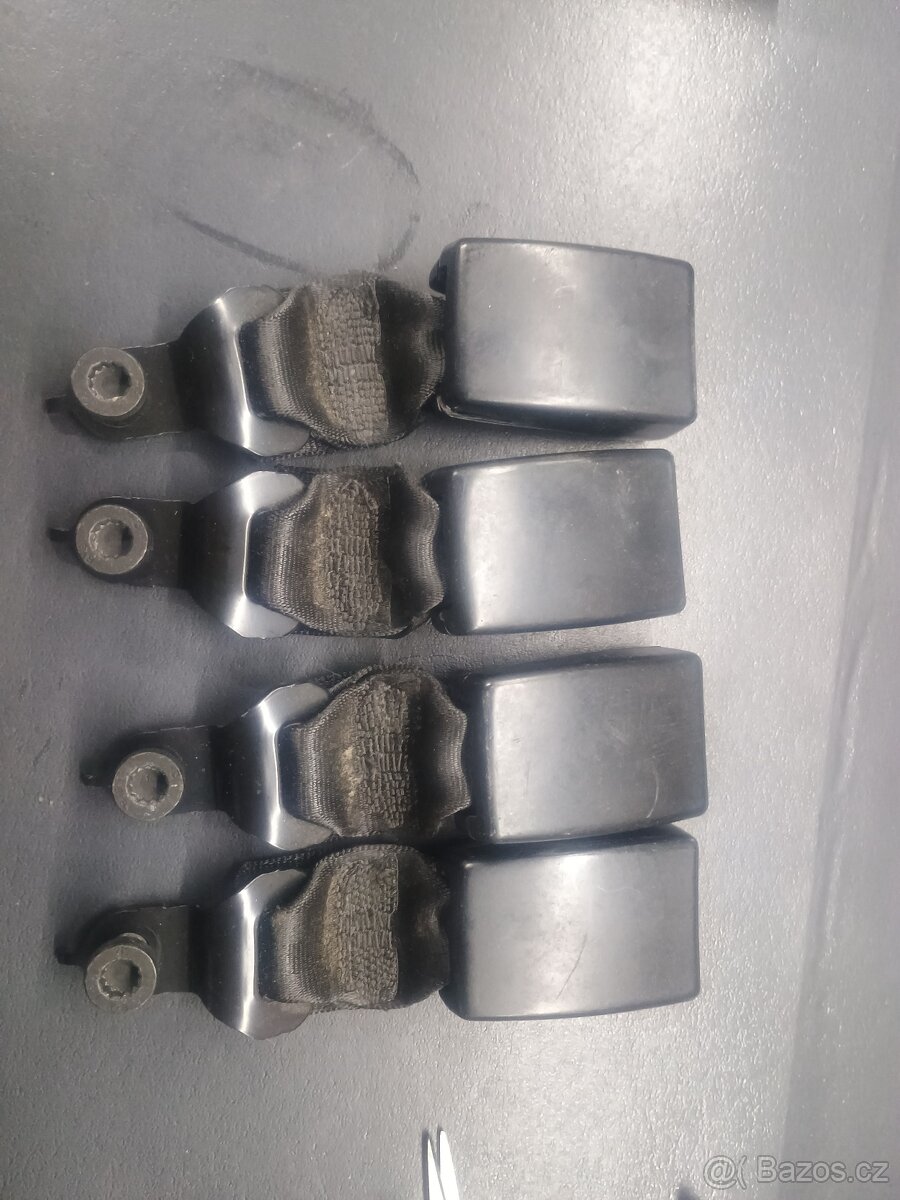 VW Touran pásy zadních sedadel