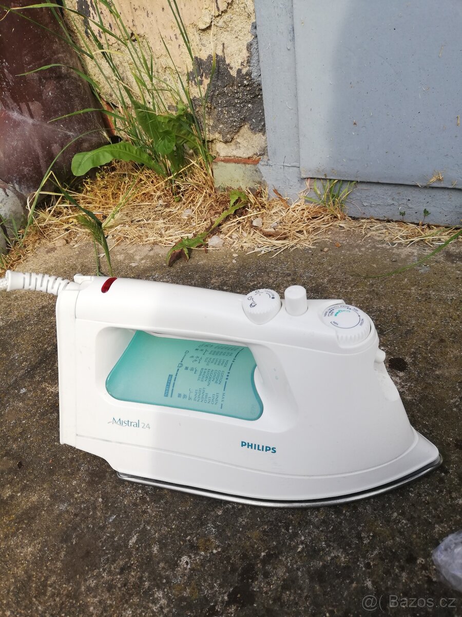 Žehlička Philips, konvice Lamart , naparovací Tescoma aj.