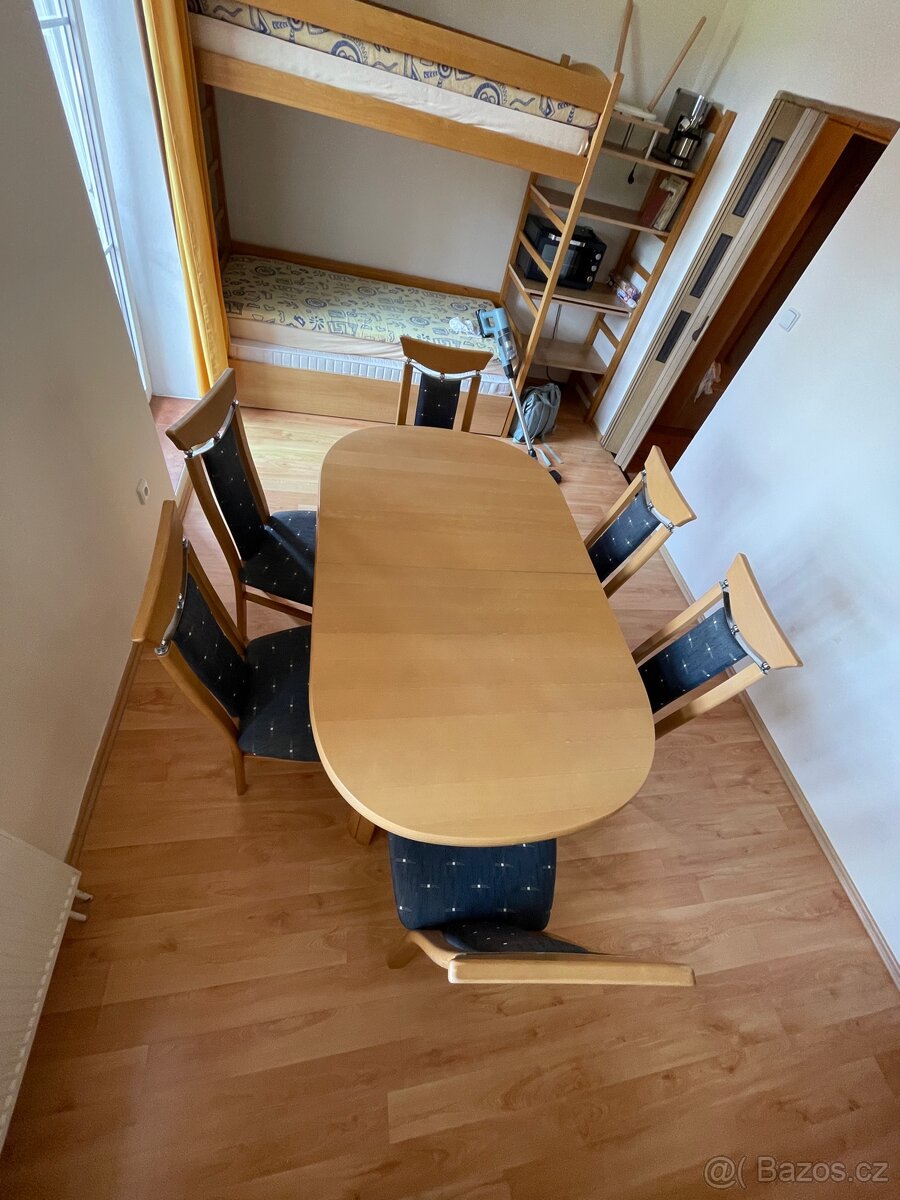 Rozkládací stůl a židle. Masiv.
