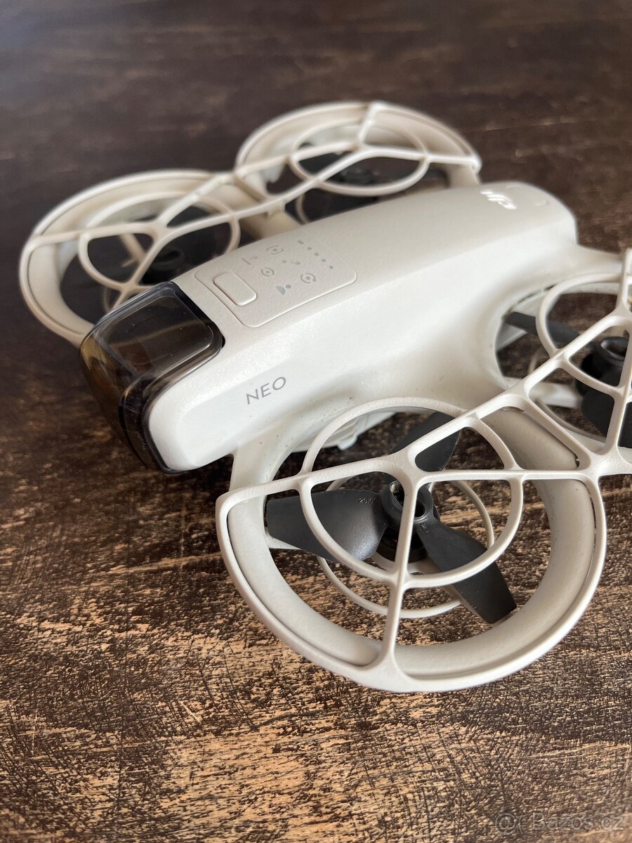 Dron DJI neo