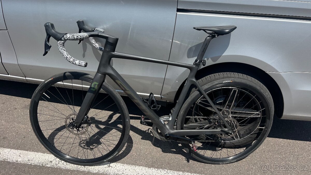 Scott Addict RC 30 AXS Carbon L s Carbon kokpitem