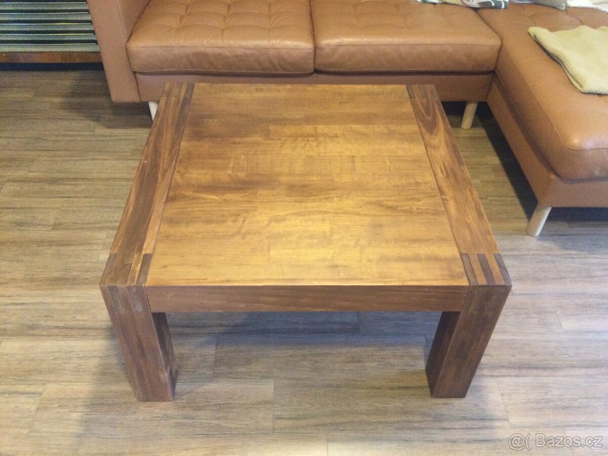 Masivní konferenční stolek