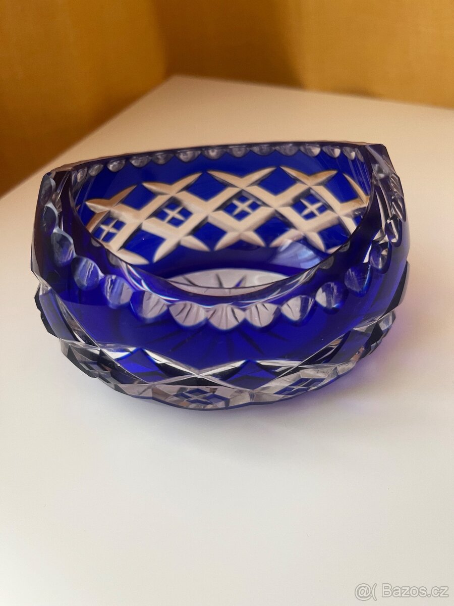 Broušená kobaltově modrá miska