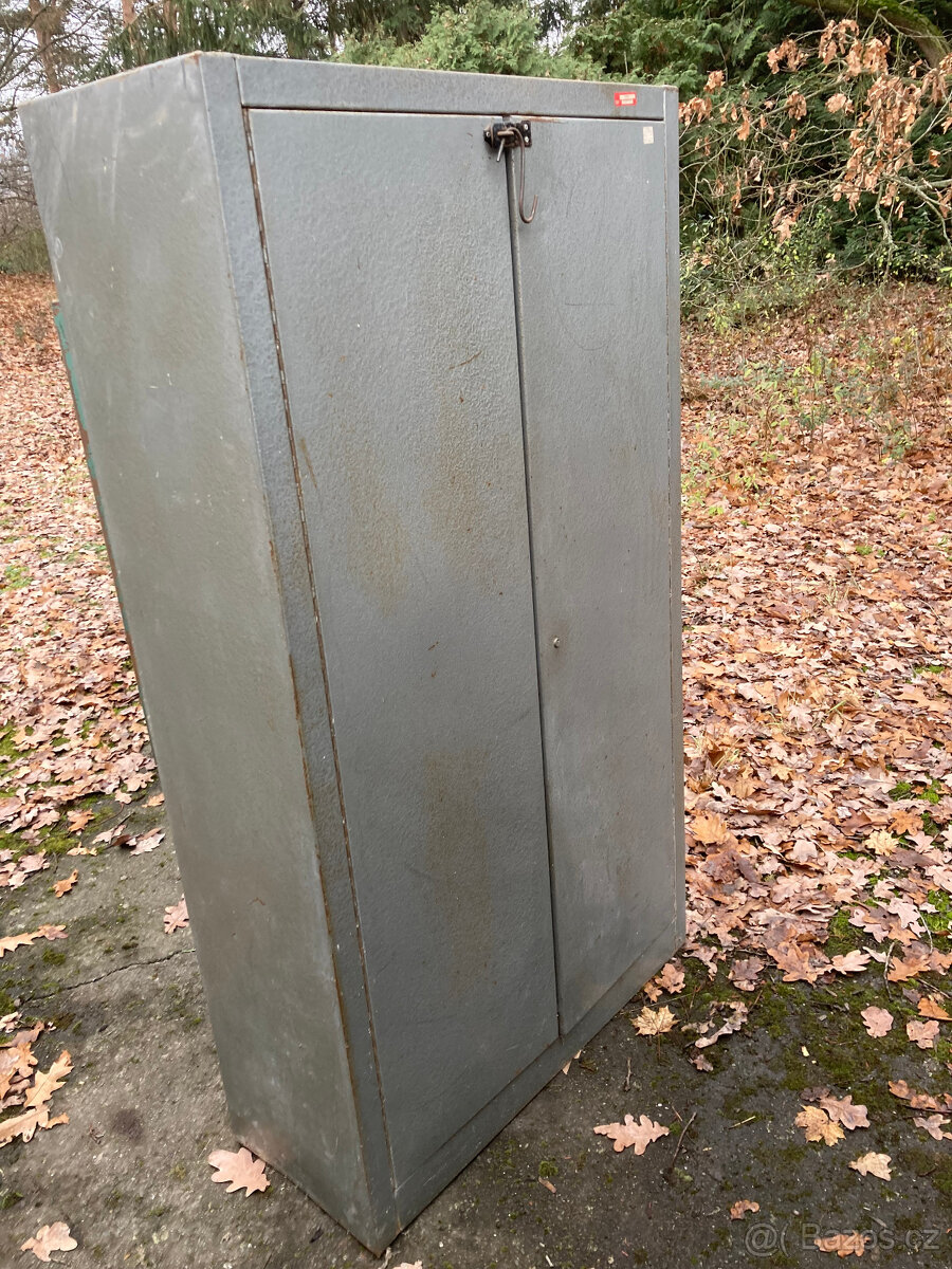Skříň kovová dvoudveřová s policemi uzamykatelná 2.000 kč