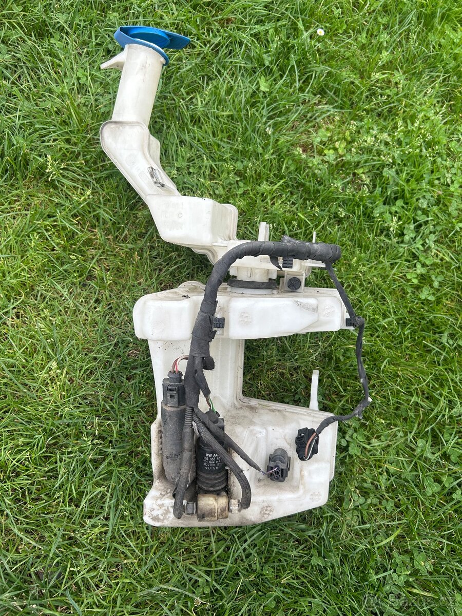 Nádobka ostřikovačů s čerpadly- Passat B7