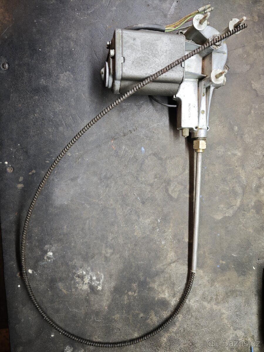 Motorek stěračů na Tatra 603