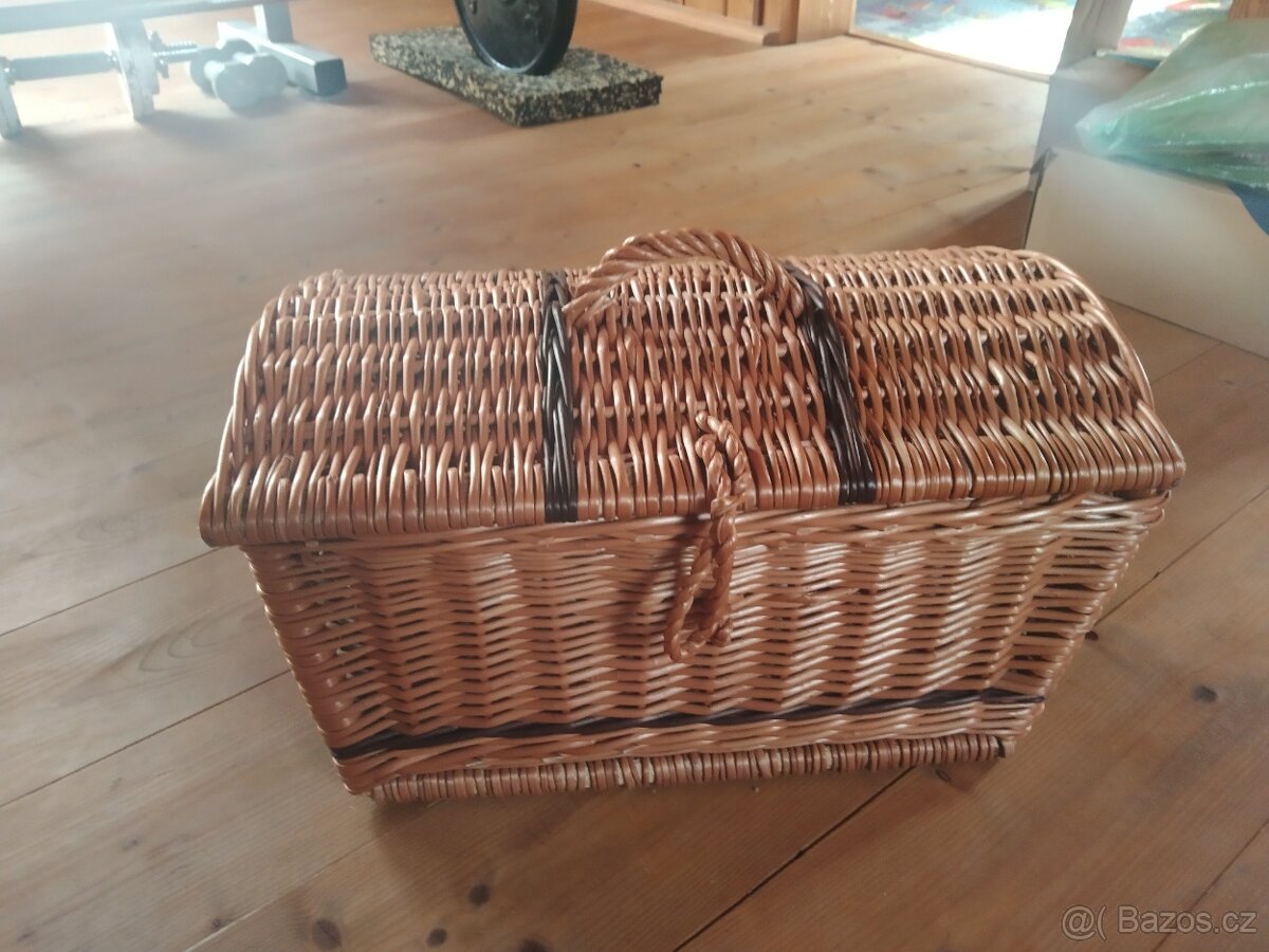 Proutěná truhla v top stavu