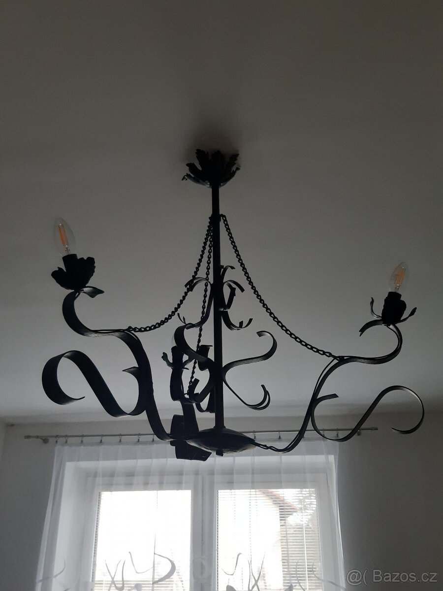 ručně kovaný lustr