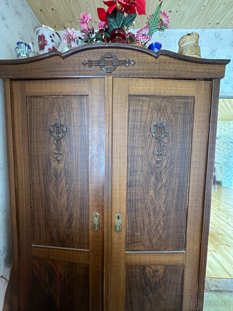 starožitná skříň a komoda