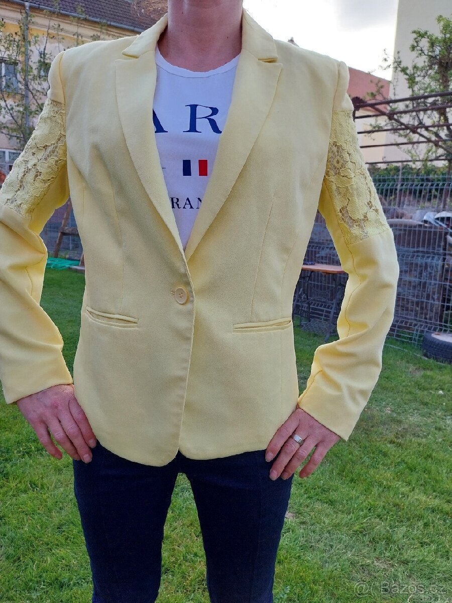 Světle žluté dámské sako s krajkou
