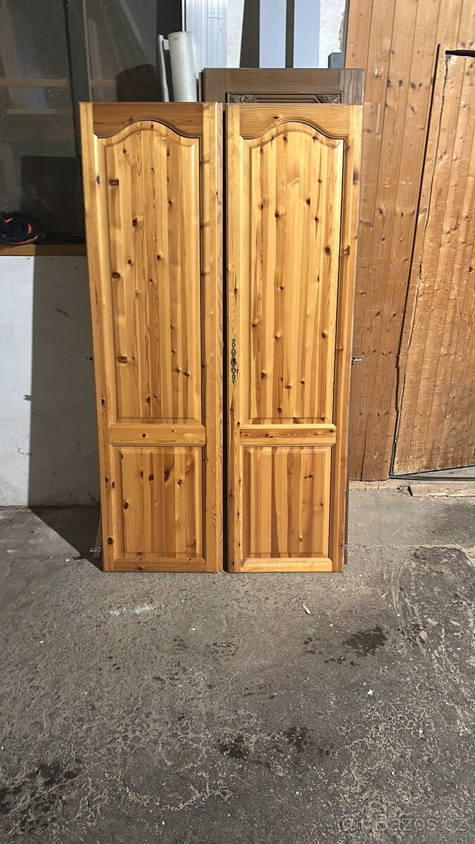 DVEŘE NA SKŘÍŇ / BOROVICE MASIV