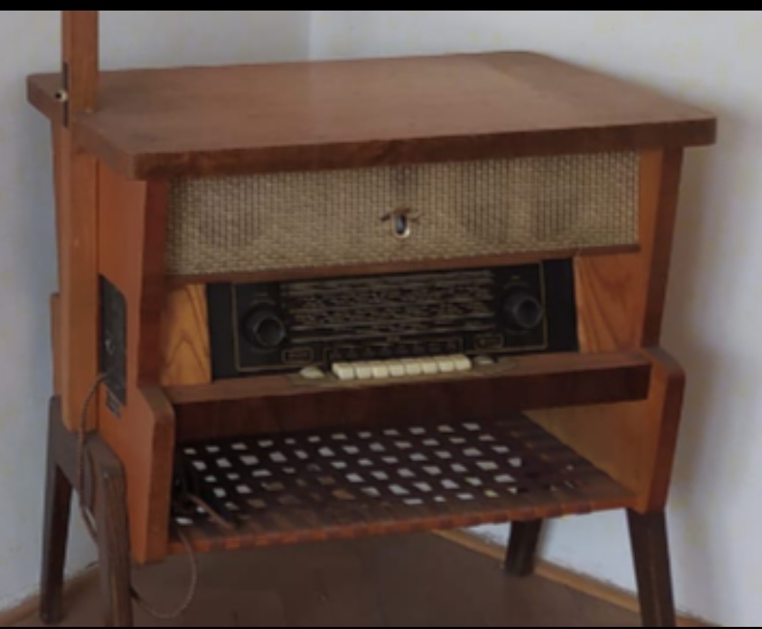 Retro rádio Tesla