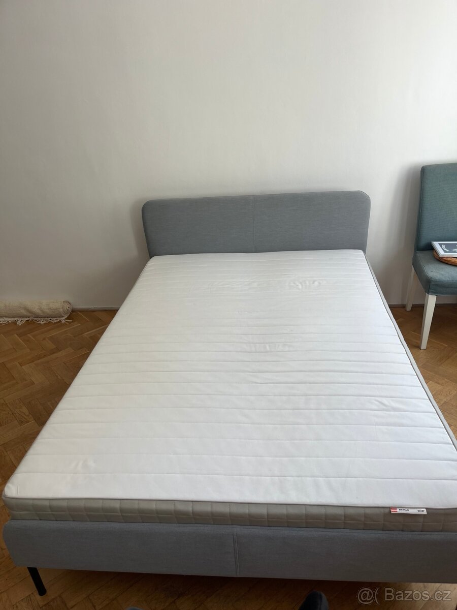 Čalouněná postel IKEA SLATTUM + matrace HAFSLO 140×200 cm
