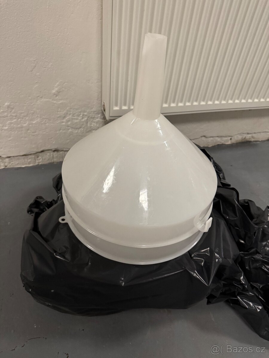 Nálevka 40 cm plastová