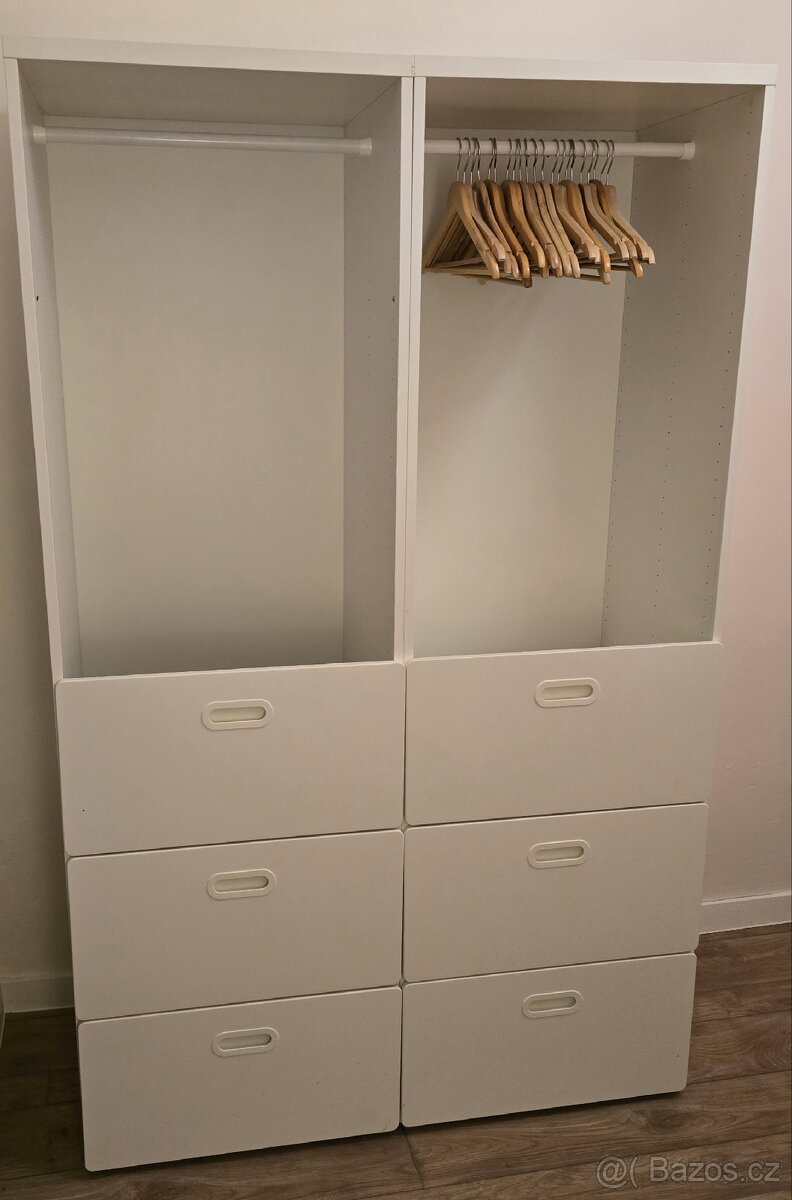 Skříň se šuplíky a věšáky.