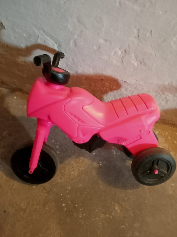 Růžové odrážedlo pro holčičku, výška sedátka od země 32cm