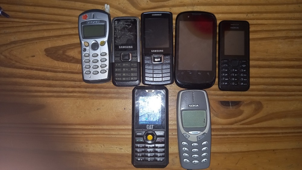 Prodám Nokia 3310, Cat B35 a další na náhradní díly