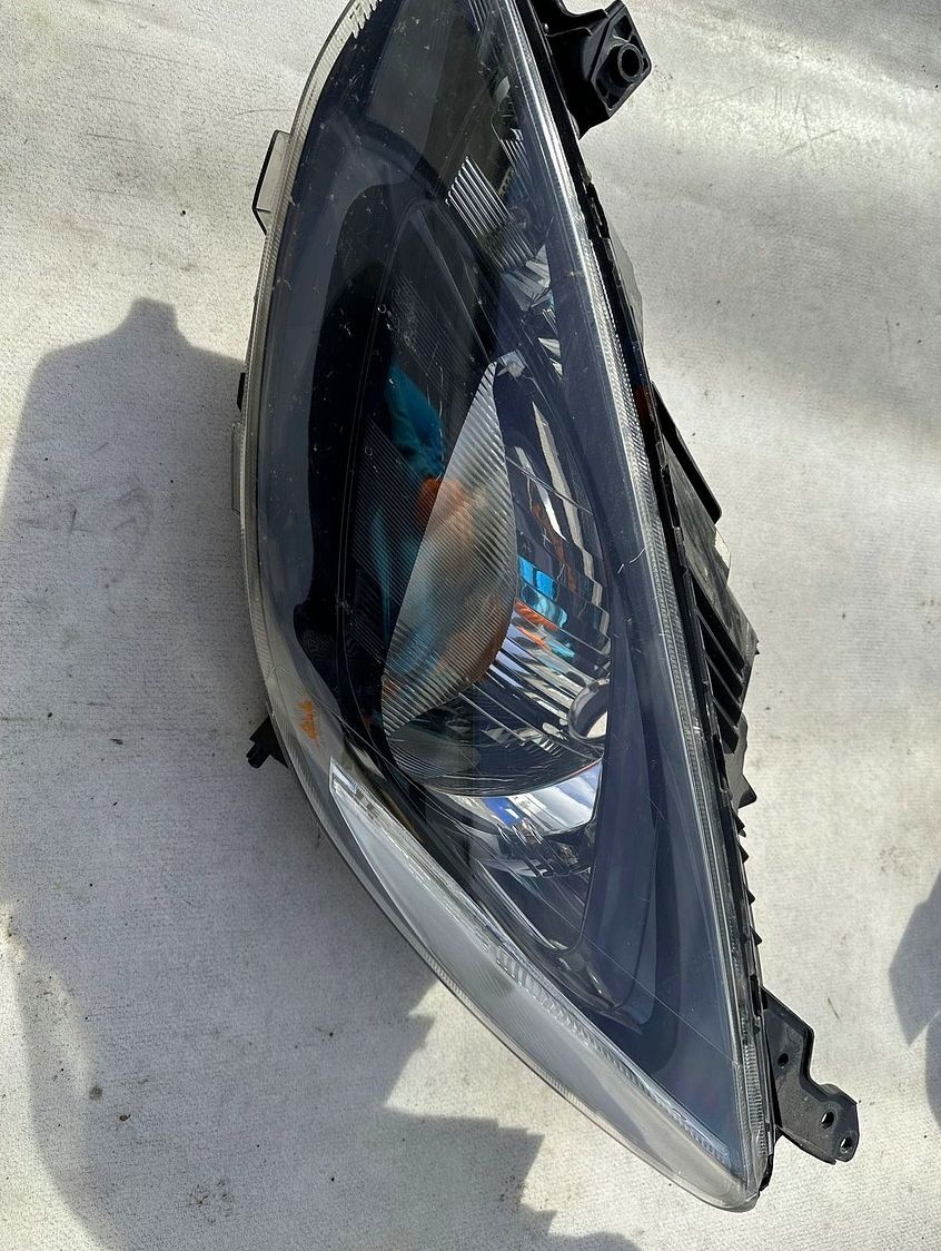 Mazda 2 DE, levé přední světlo