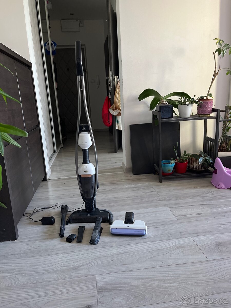 prodám tyčový vysavač electrolux