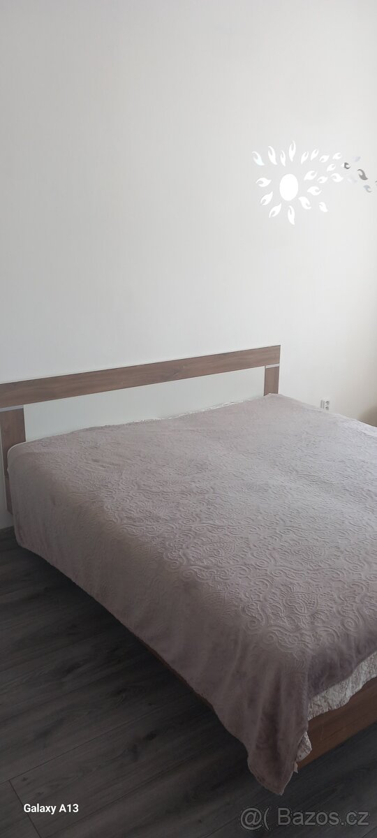Velká manželská postel