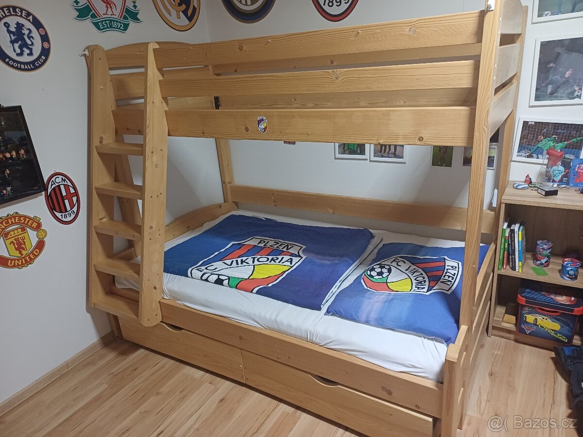 Prodám postel,  palandu z masivu vyrobenou na zakázku