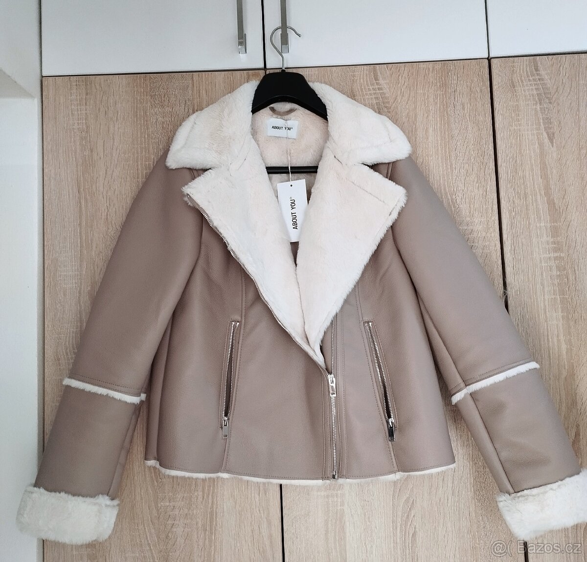 Přechodná biker bunda se všitým kožíškem About You