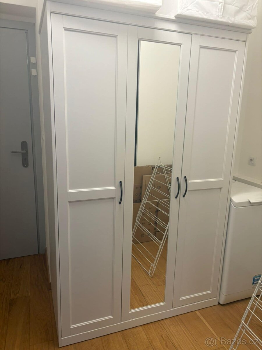 Velká šatní skříň