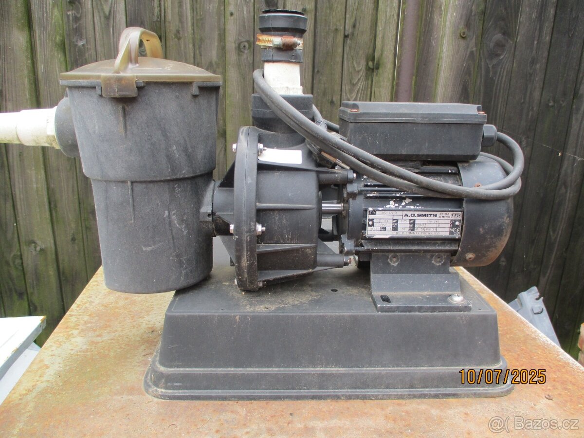 Čerpadlo na vodu do bazénu.