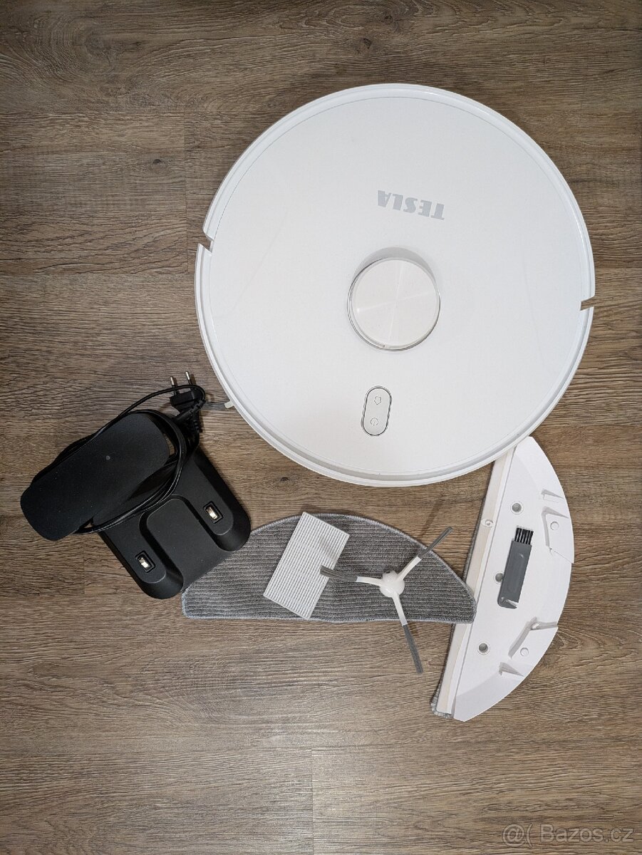 Robotický vysavač Tesla IQ700