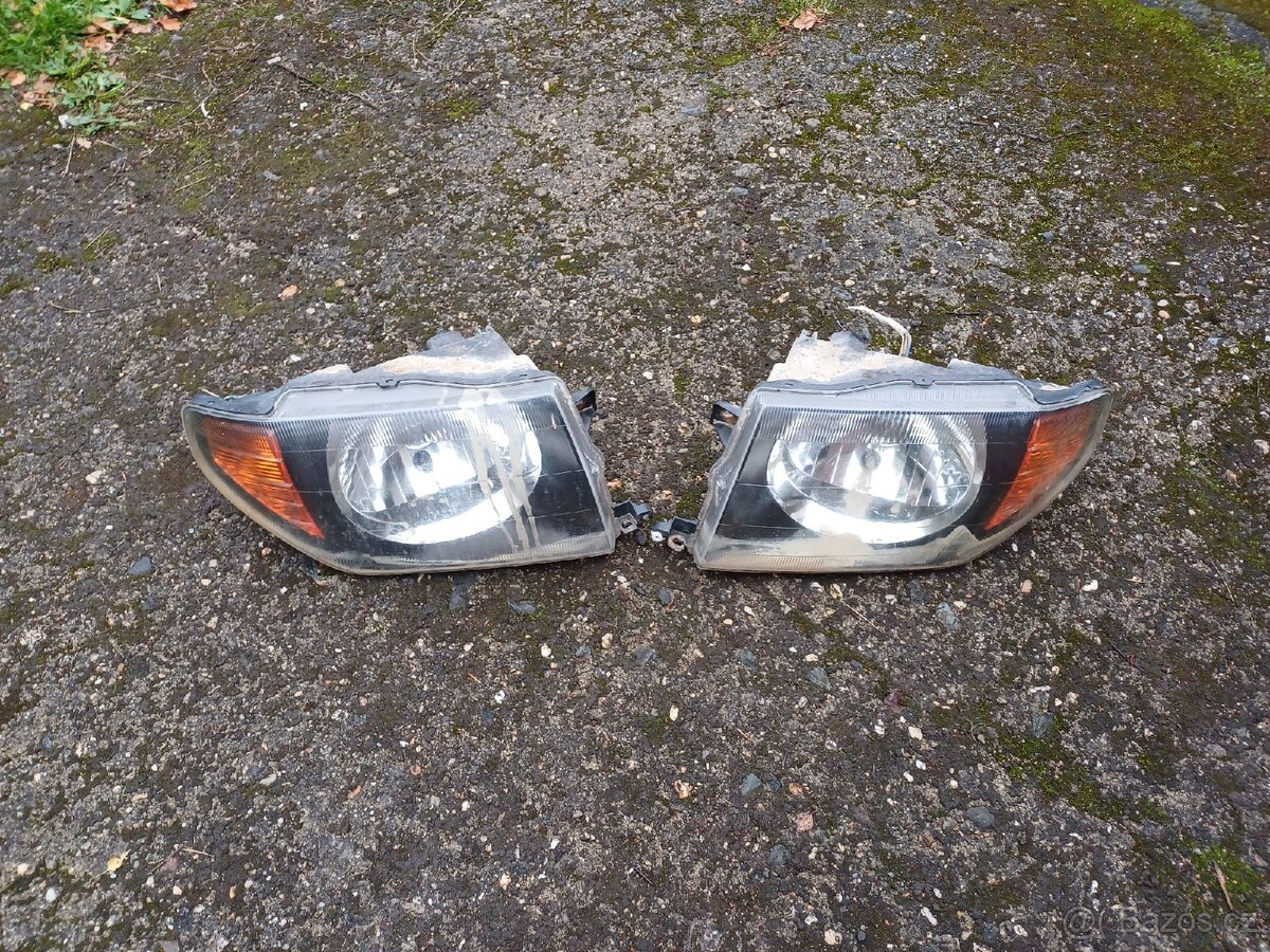 Přední světla na Mitsubishi Pajero Pinin