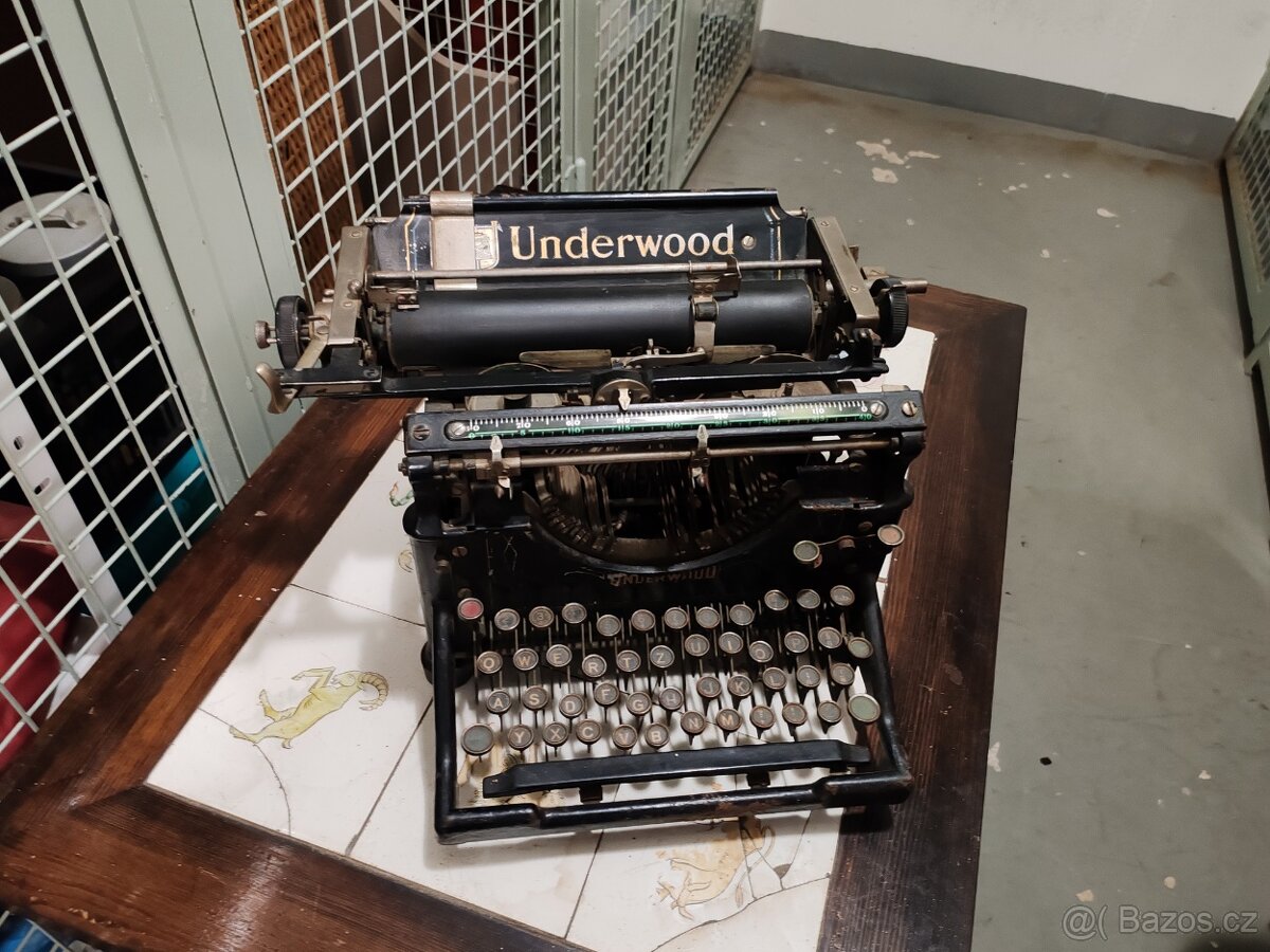 Starožitný psací stroj Underwood  no. 3