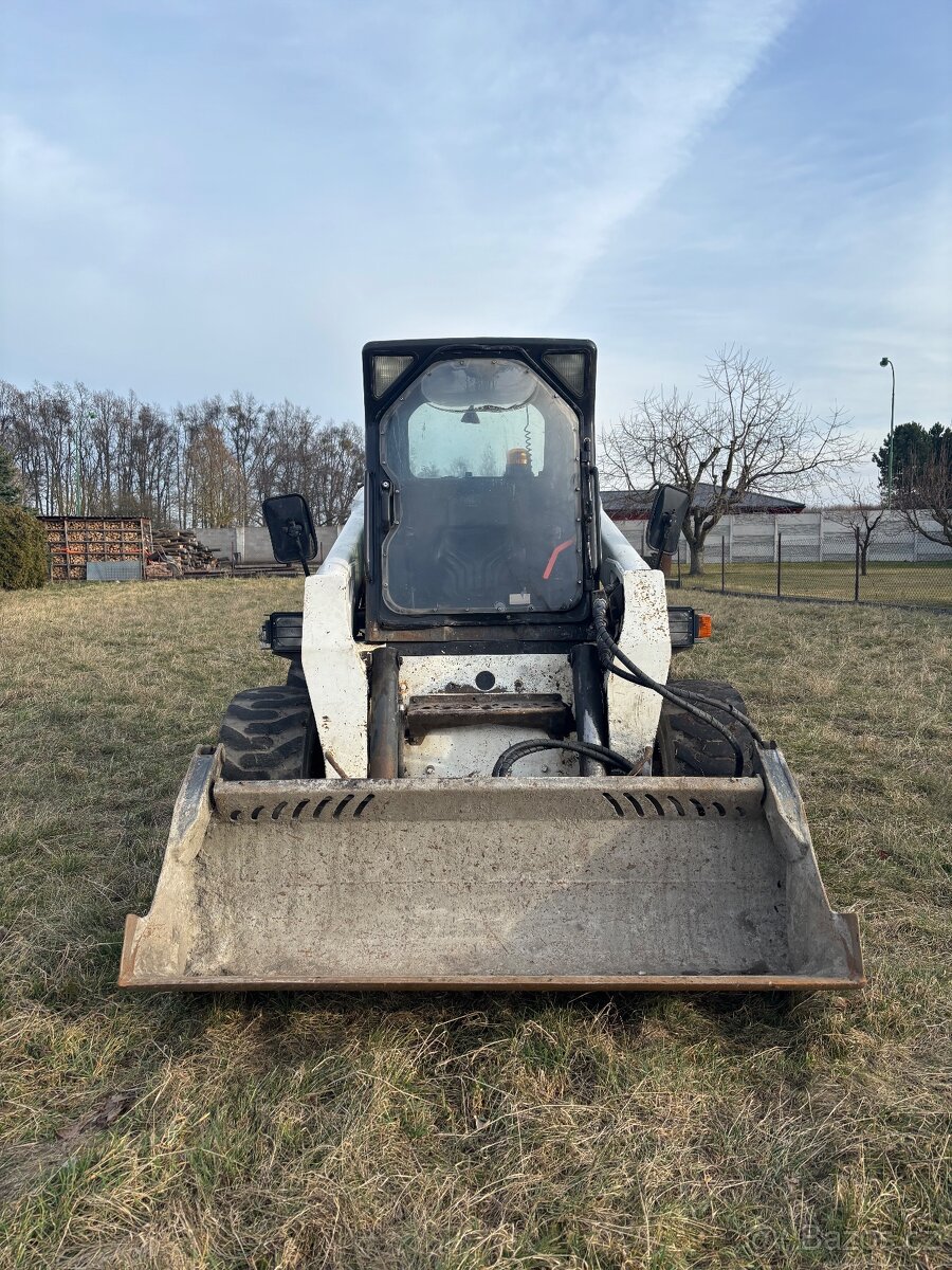 Smykový nakladač BOBCAT S220 55,9 kw