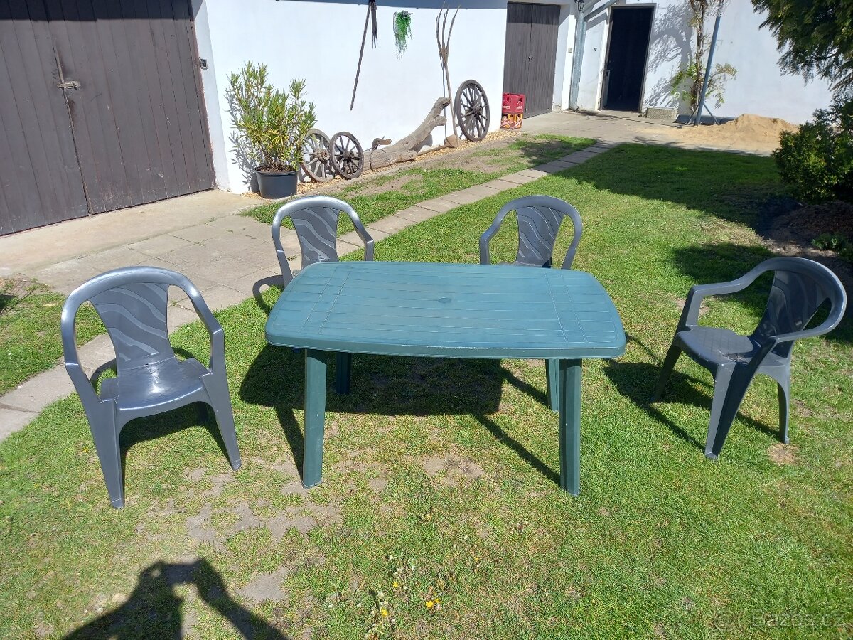 Plastový stůl, 4 židle, stojan na slunečník