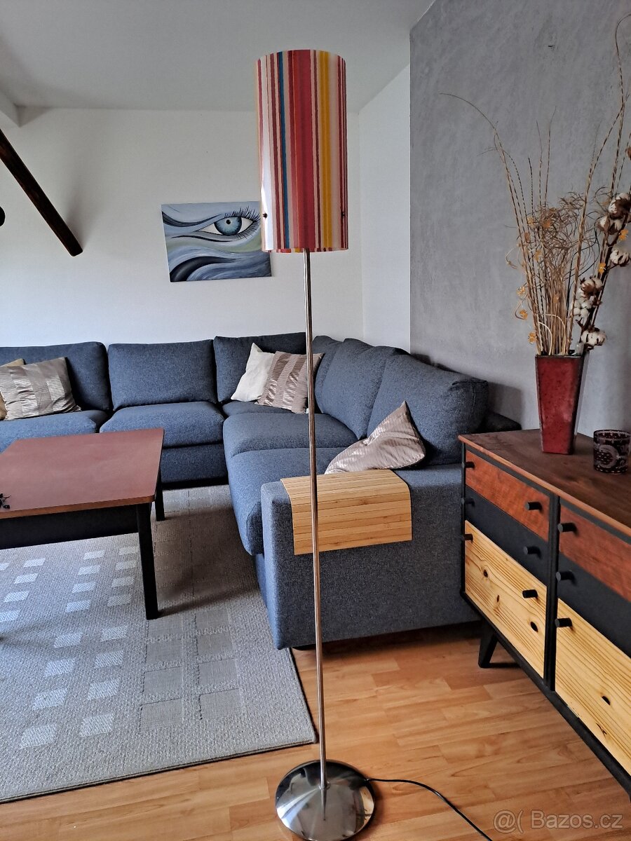 Vysoká stojací lampa