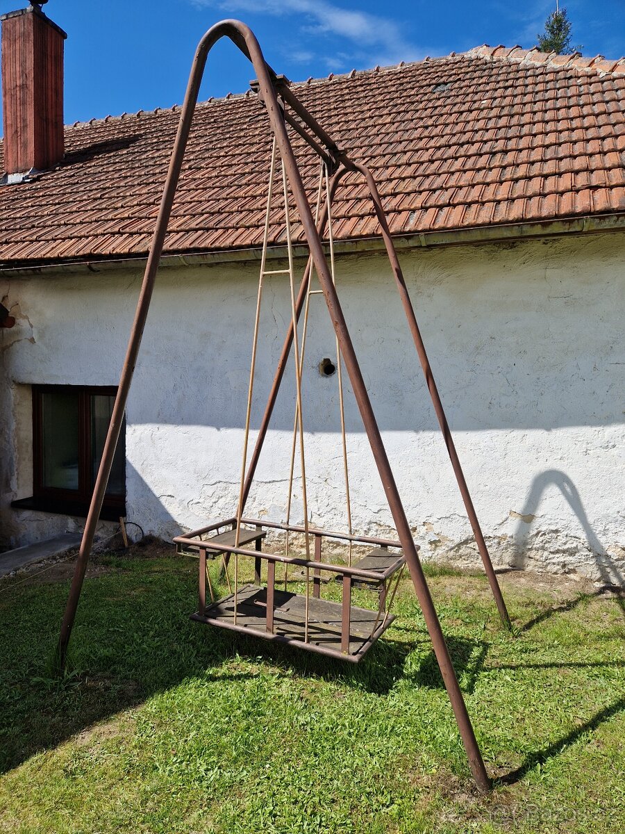 Kovová houpačka