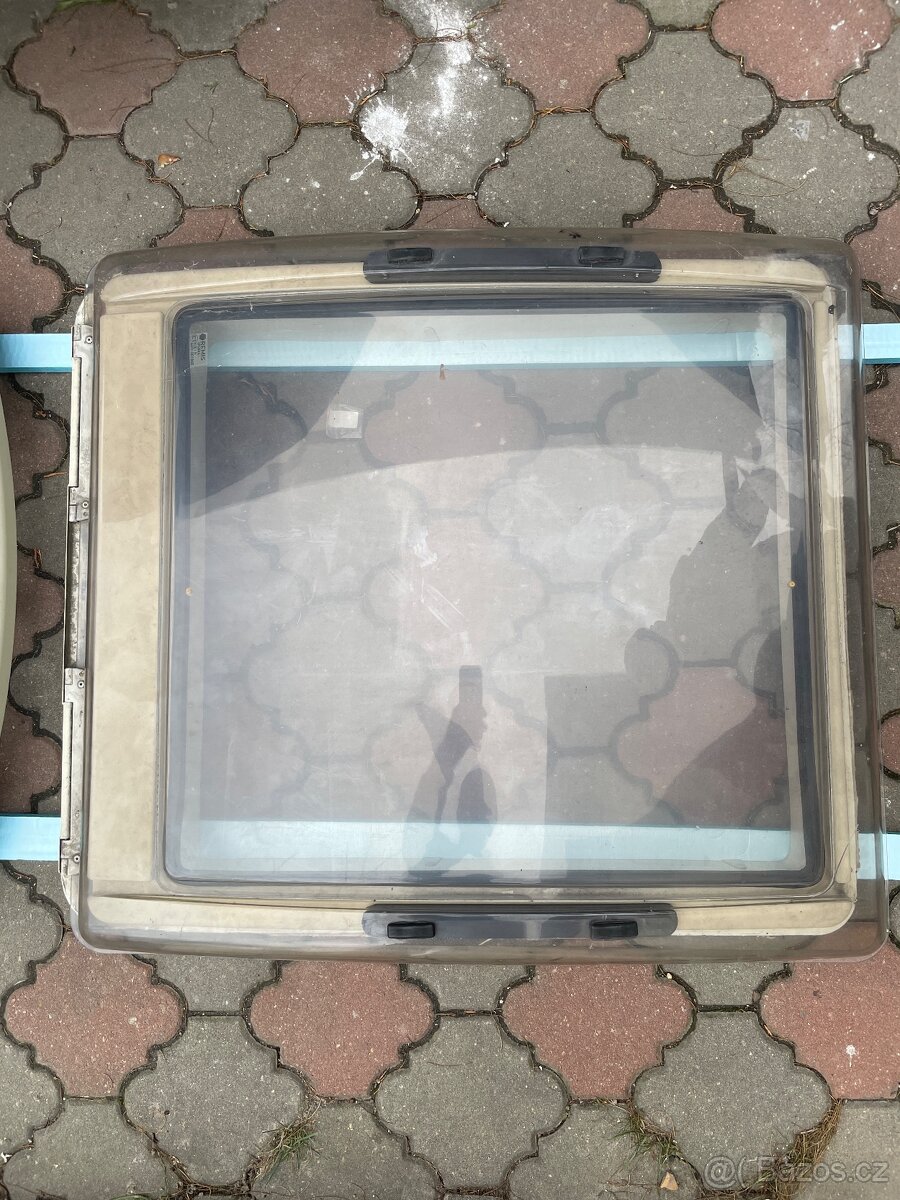 Střešní elektrické okno
