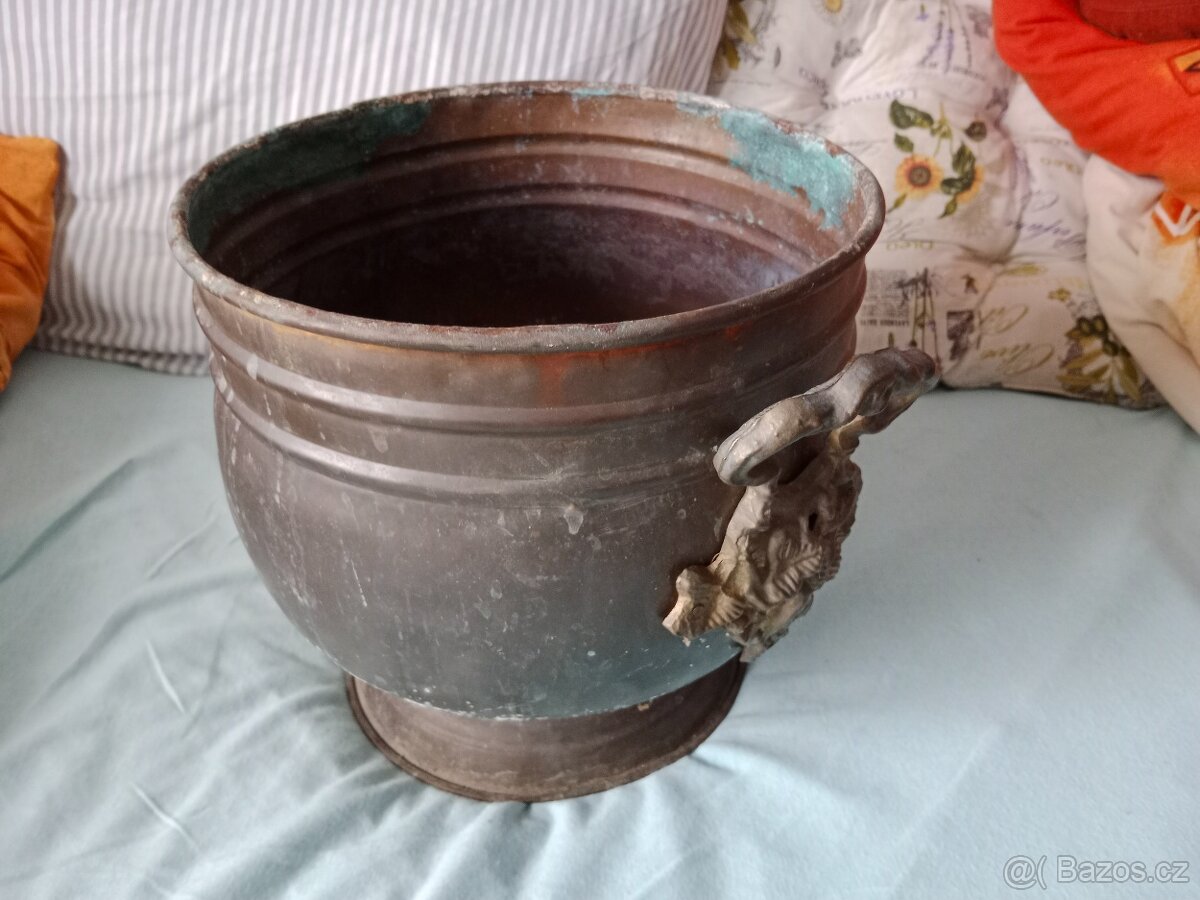 Stará měděná jardiniéra