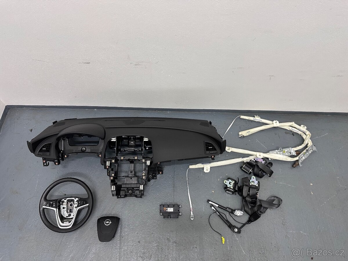 Opel Astra J palubní deska Airbagová sada