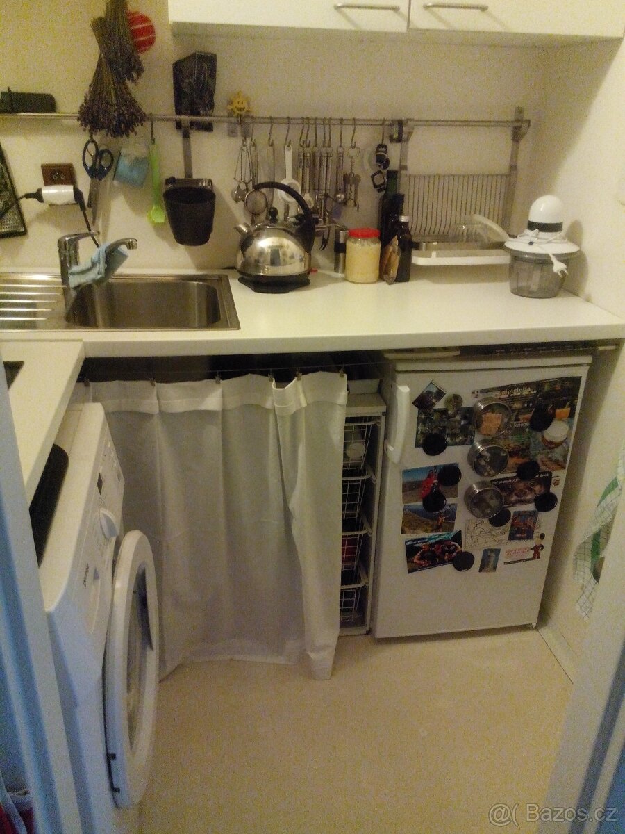 Zařízení malé kuchyně (v bílém provedení) vč. spotřebičů