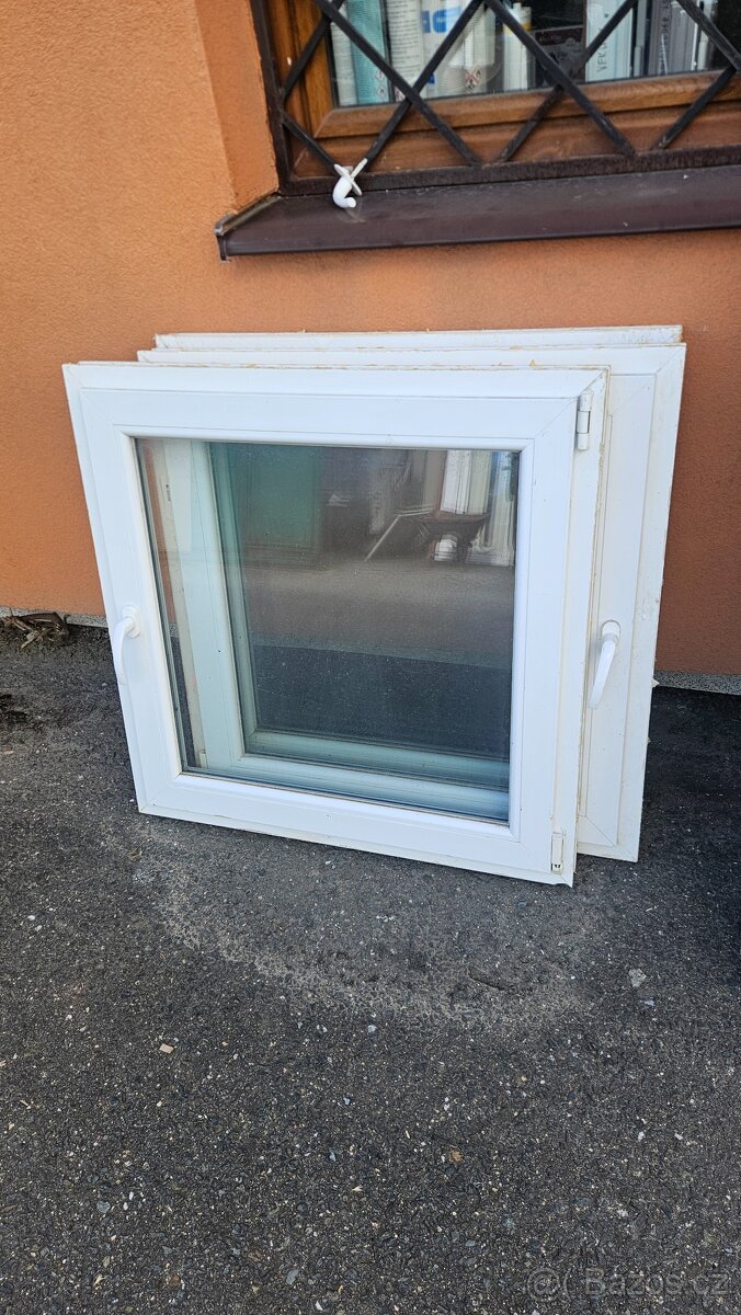 Okno PVC - 900x900 mm - STARŠÍ - 3 KS