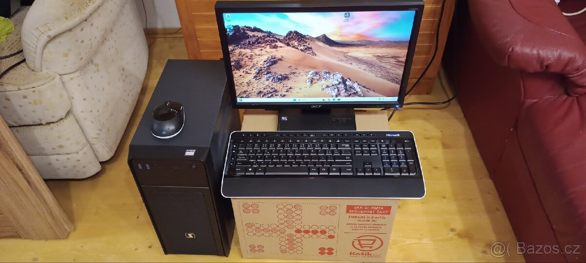 PC s monitorem, bezdrátovou klávesnici a myši Microsoft