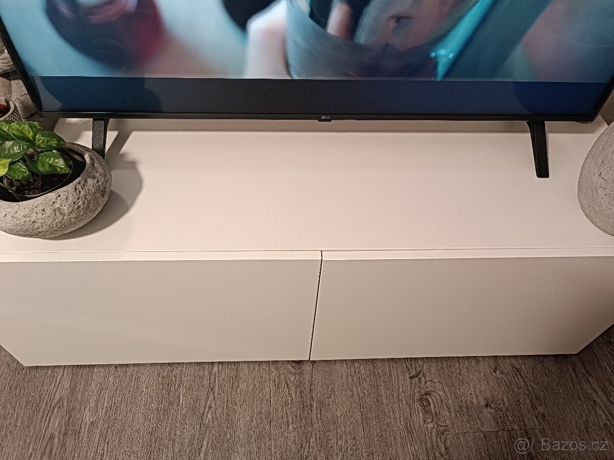 Bílá skříňka pod televizi