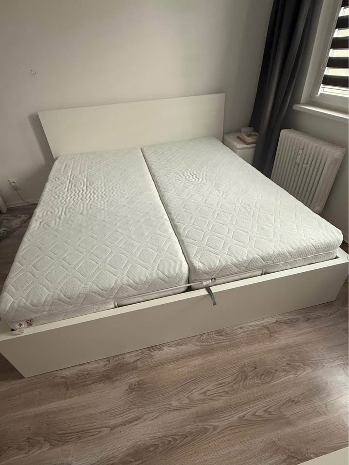 manželská postel IKEA Malm 180x200 cm s úložným prostorem.
